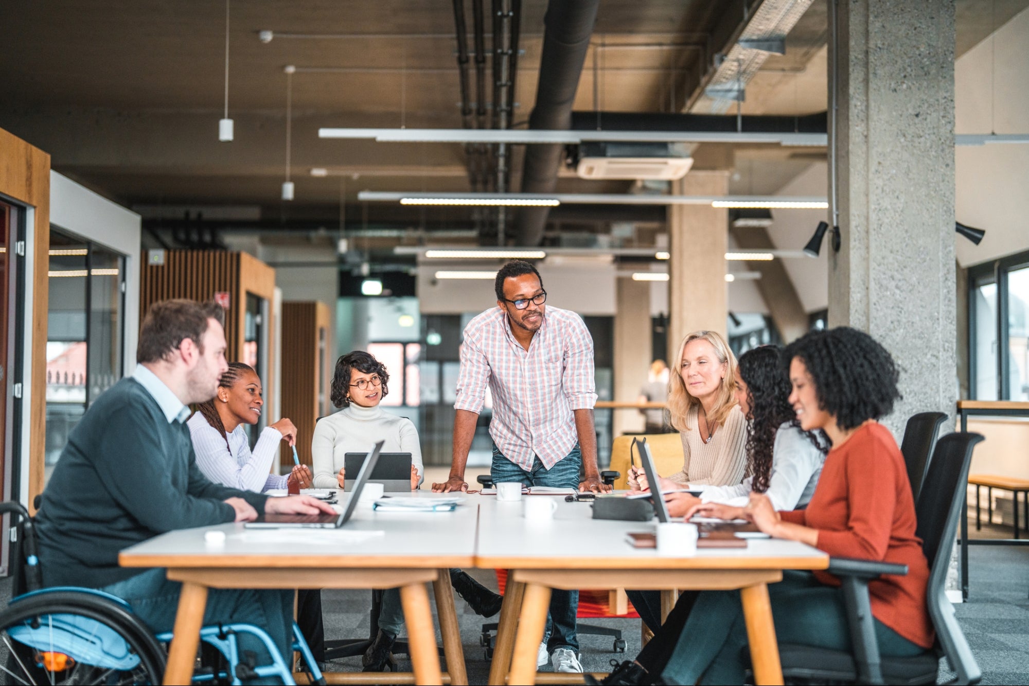 What Is Laissez-Faire Leadership? What Are Its Benefits and Drawbacks?