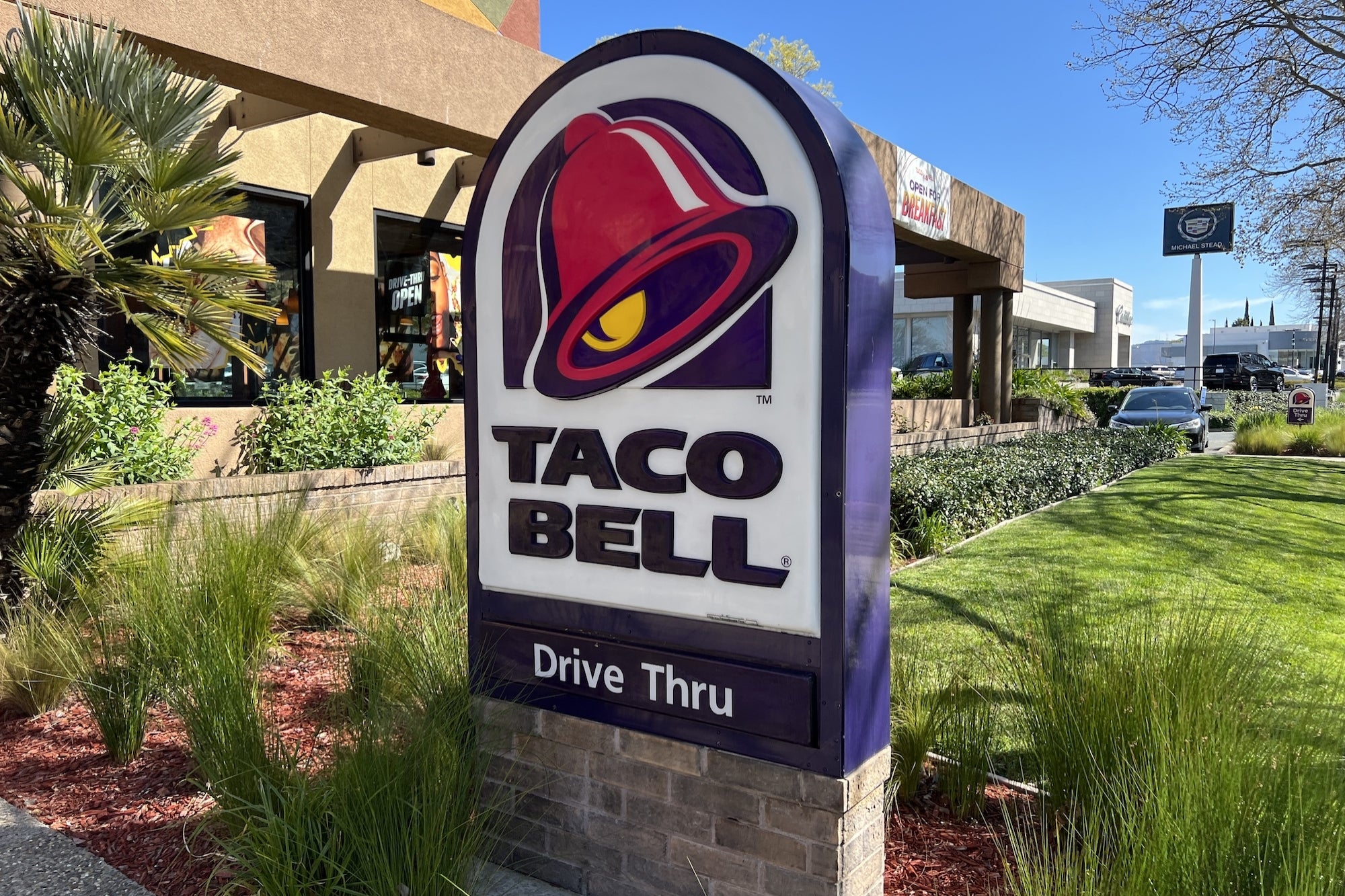 Taco Bell Employees Praised by Internet for Standing Up to Angry Customer: 'Some Customers Act Like Everyone Isn't a Human'