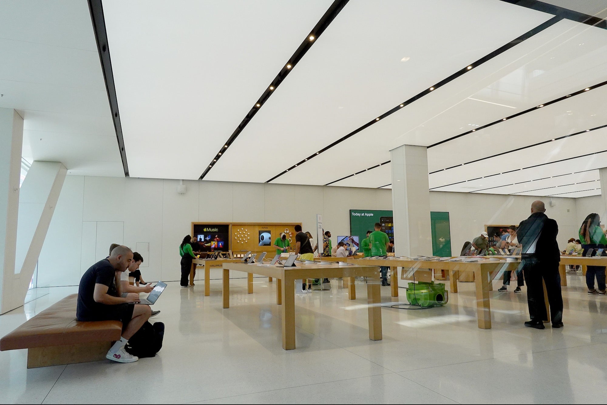 A Unionized Apple Store Wants Customers to Start Leaving Tips for Employees