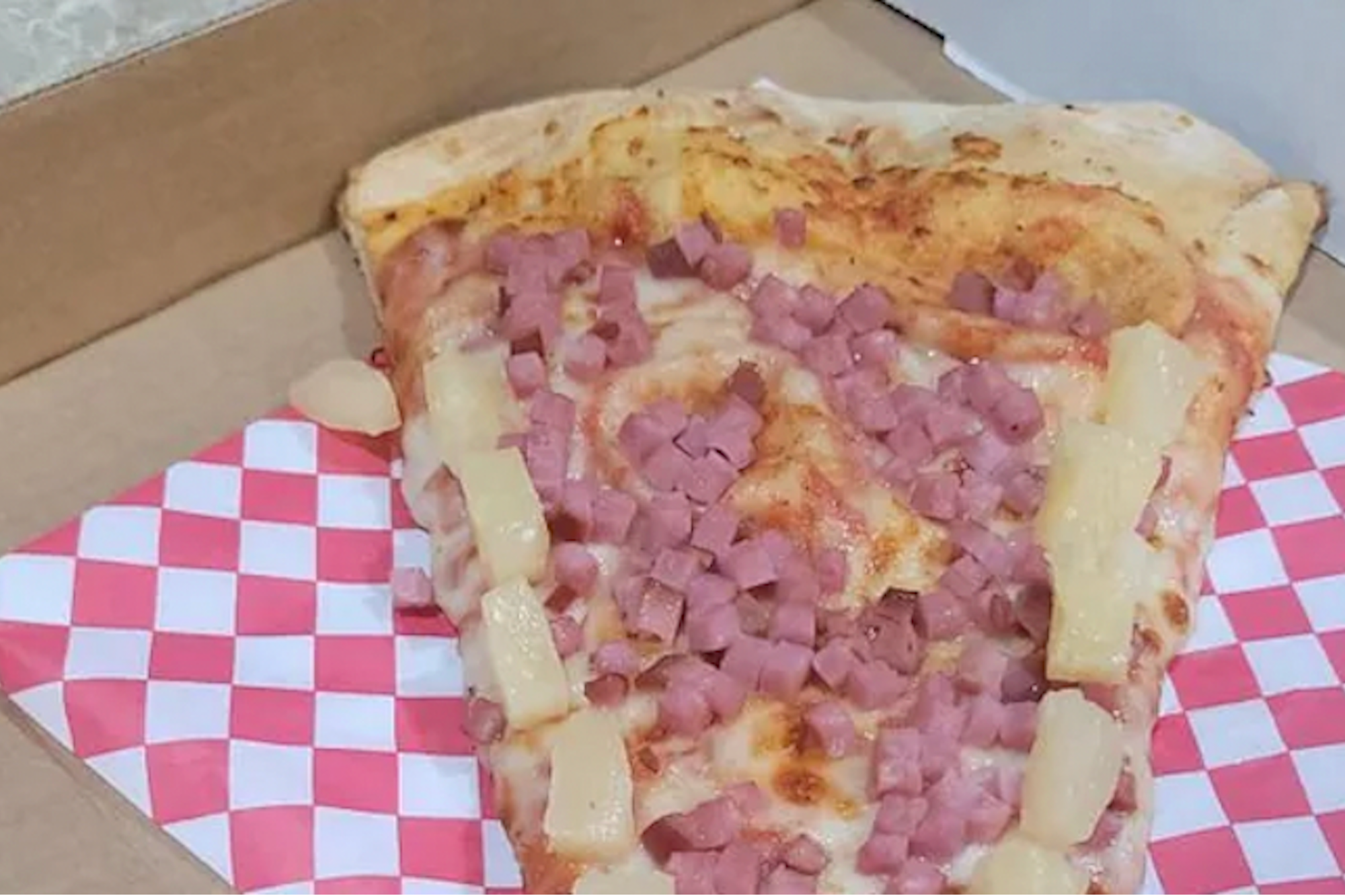 'Technically Correct': Internet Loses It Over Man's Pizza Delivery After Ordering Toppings 'On The Side'
