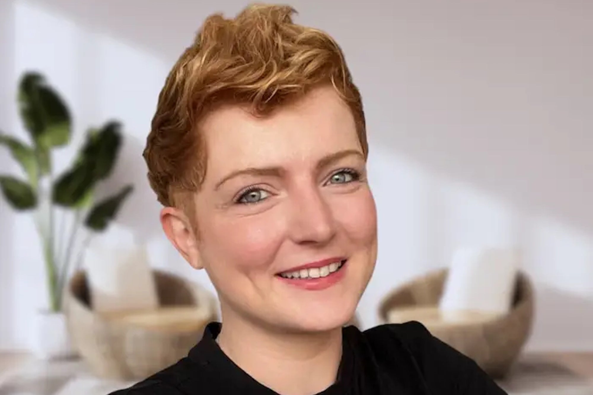 I've Made 6 Figures a Year as a Virtual Assistant. Here Are My 5 Best Tips on How to Break Into the Job.