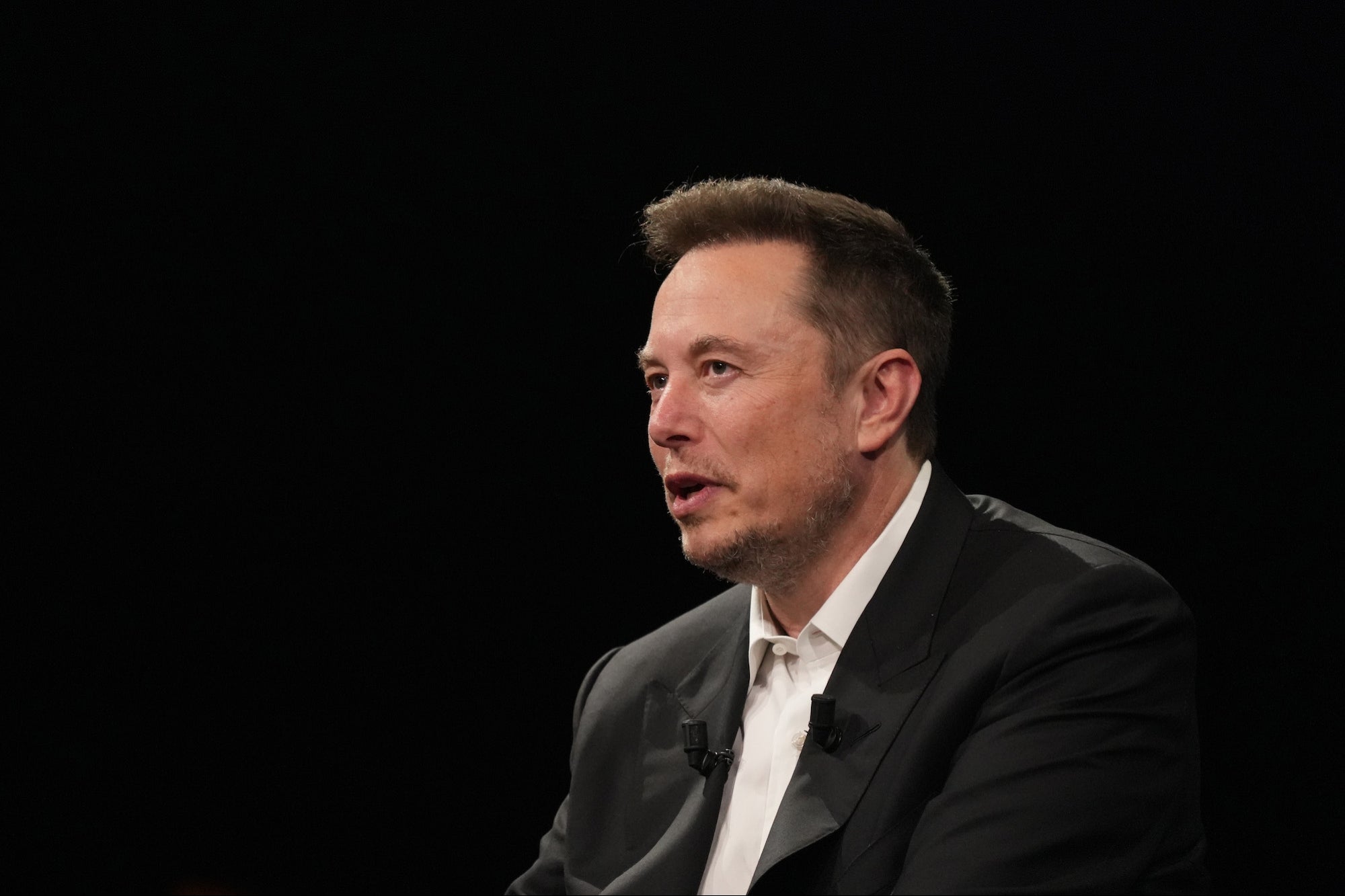 Elon Musk Reveals That Twitter Has 'Negative Cash Flow,' About 50% of Advertisers Still Gone