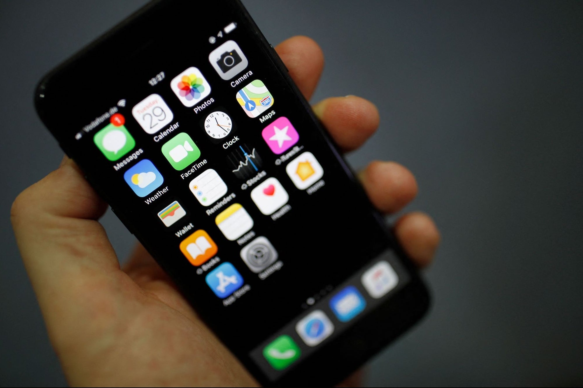 'A Bad Version of Android': iPhone Users Confused Over New Change to Call Screen in iOS 17