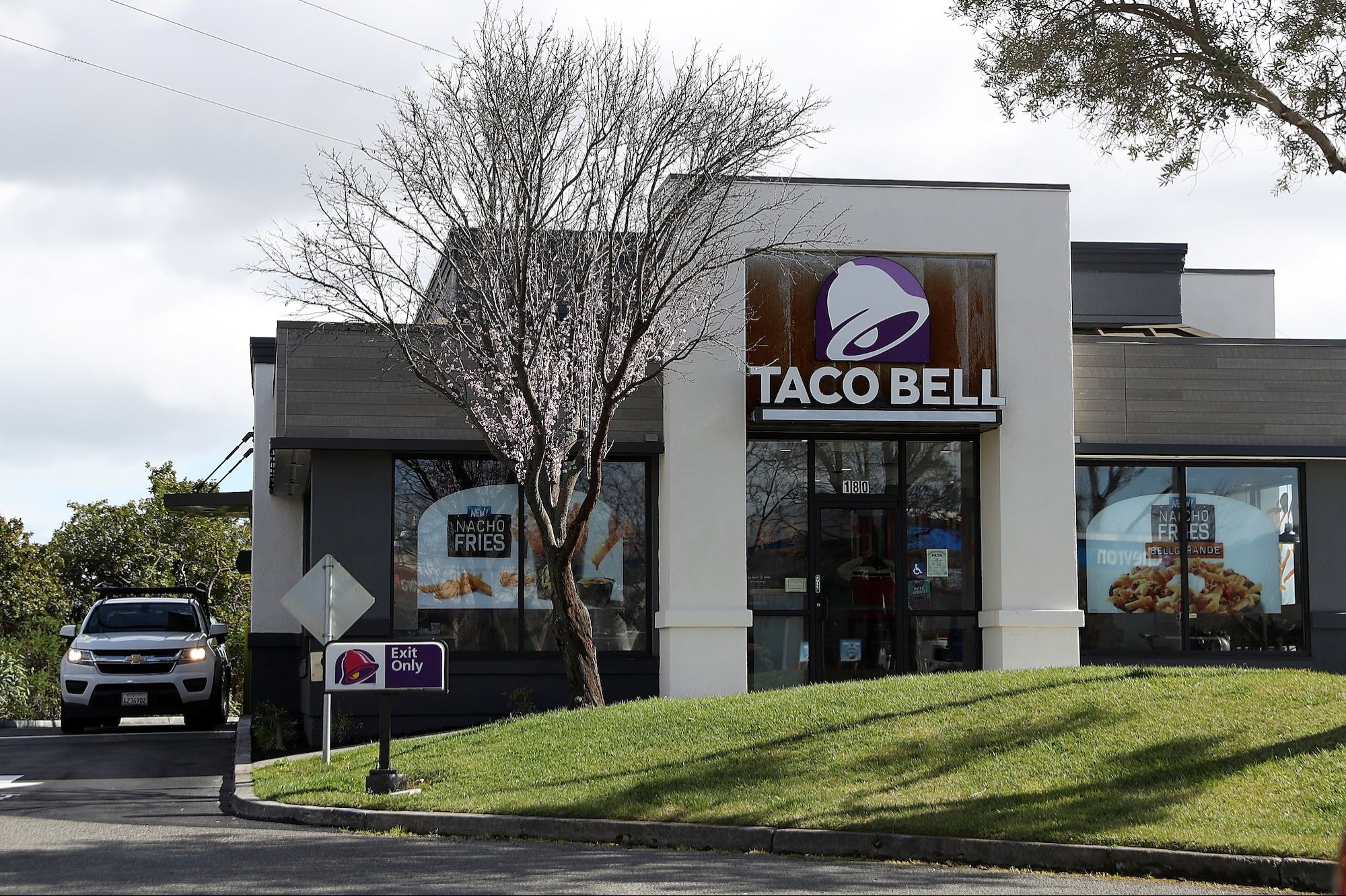 'Screaming Her Head Off': Pay-It-Forward Line at Taco Bell Goes Awry, Sparks Chaos at Drive Thru