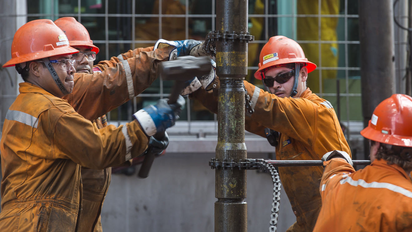 Futures Movers: Oil prices extend gains to a third day, but look to suffer a sixth weekly loss